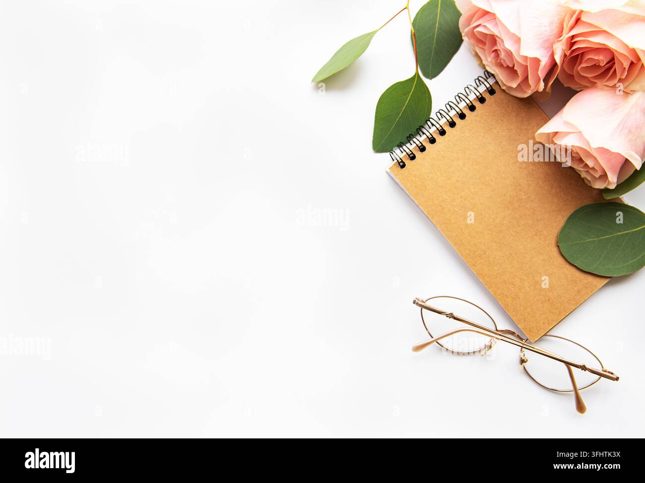 Rosen und Notizbuch Stockfoto