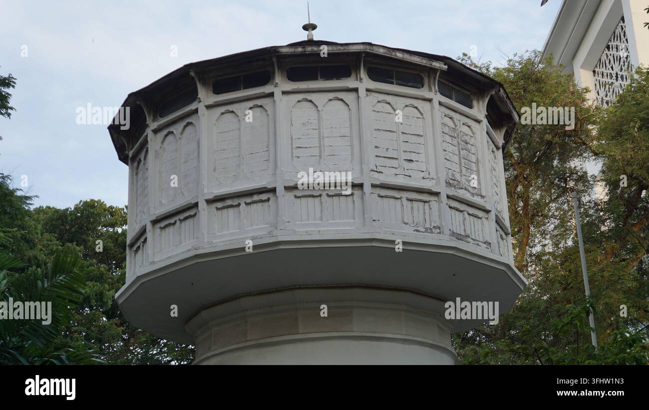Der Turm ist ein niederländisches Kolonialdenkmal, genannt Water Toren. Das Gebäude wurde 1880 erbaut. Stockfoto