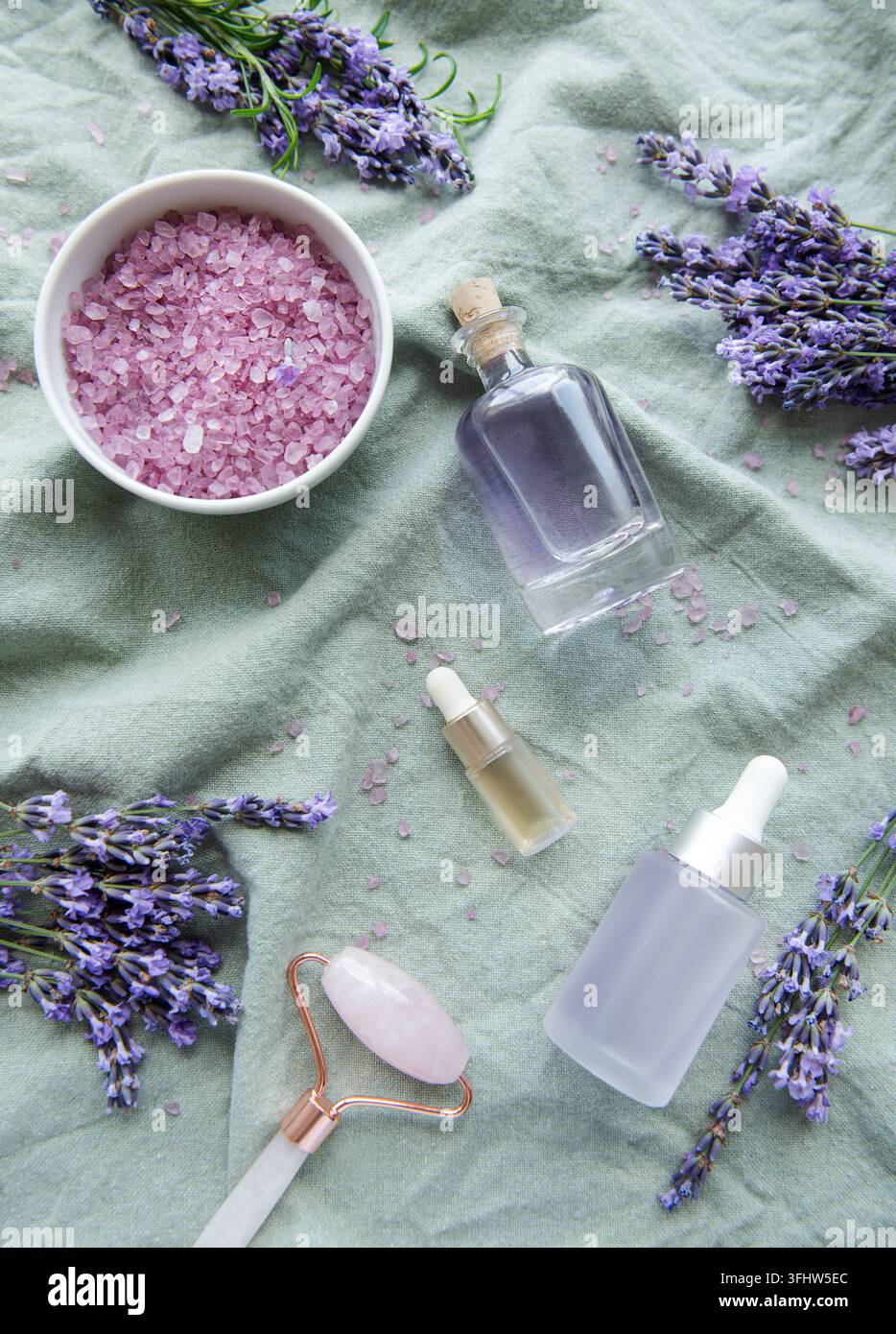 Aromatherapie-Lavendel-Badesalz und Massageöl Stockfoto