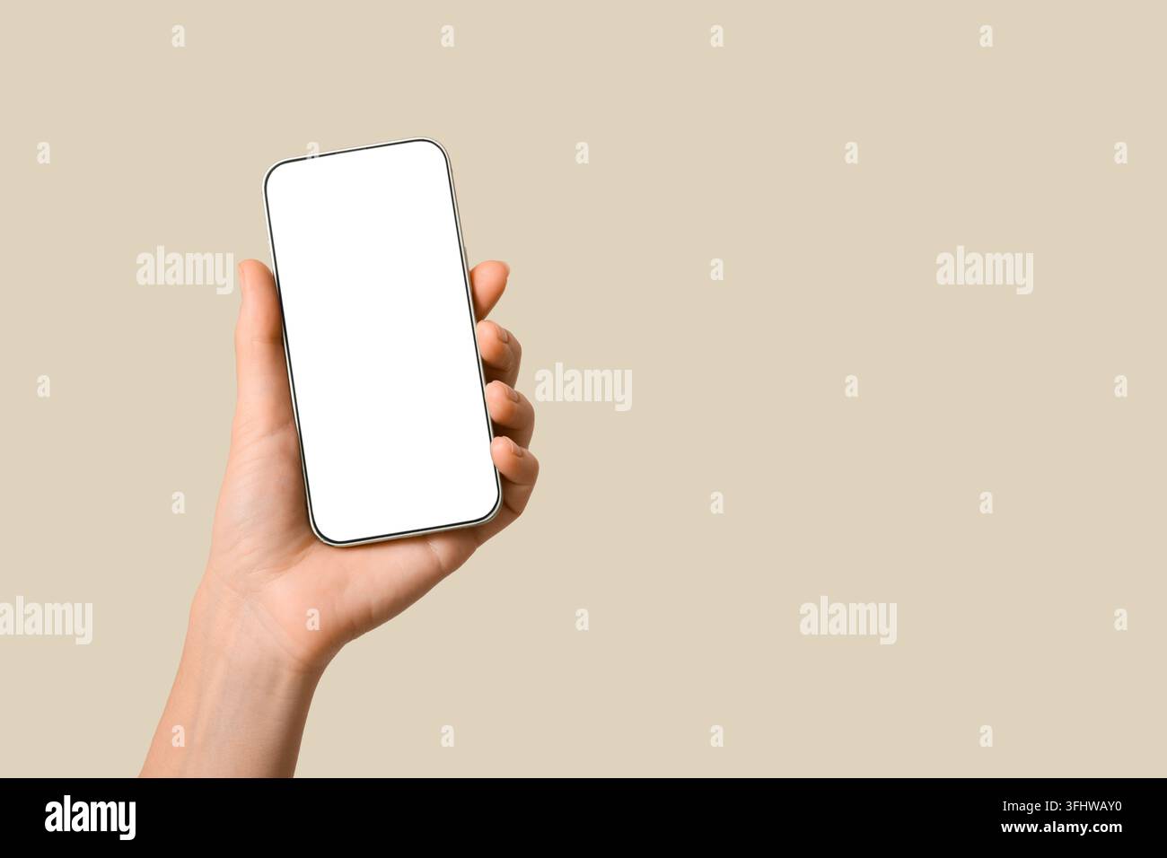 Digitale Kommunikation und mobile Technologie, Hand, die ein Smartphone mit leerem weißem Bildschirm für App-Schnittstellendesign und Mockup auf neutralem Hintergrund hält Stockfoto