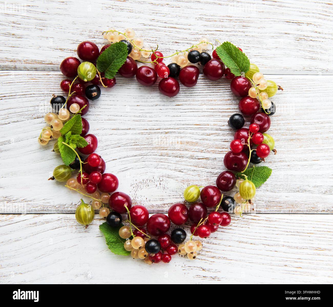 Herz aus Beeren Stockfoto