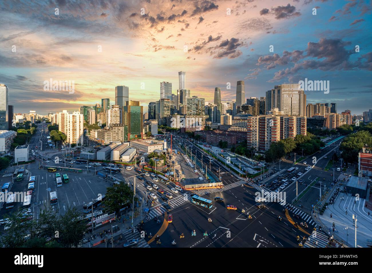 Rosa und lila Sonnenuntergangsglühlicht über der Skyline des Beijing CBD Stockfoto