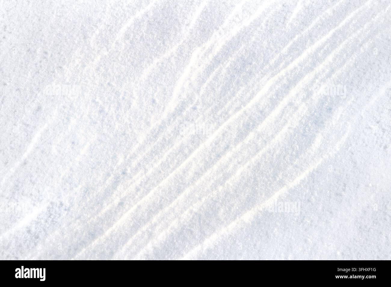 Die Textur von Schnee nach einem Schneesturm. Windstreifen auf Schnee Stockfoto