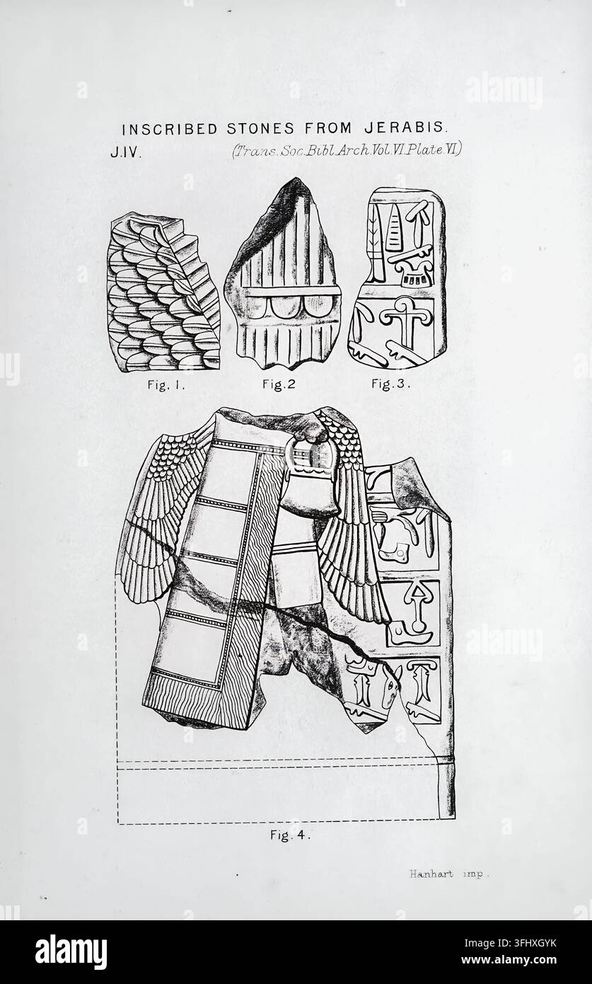 Historische Schwarz-Weiß-Illustration von vier beschrifteten Steinen aus Jerabis, bezeichnet als Figuren 1–4. Die geschnitzten Fragmente zeigen antike Symbole, Reliefmuster, Flügel, Figuren und andere dekorative Motive. Gedruckte Bildunterschrift zitiert Trans. Soc. Bib. Arch., Bd. VI, Tafel VI. Aus William Wrights Werk von 1884 Das Reich der Hethiter; gedruckt von Hanhart. Stockfoto