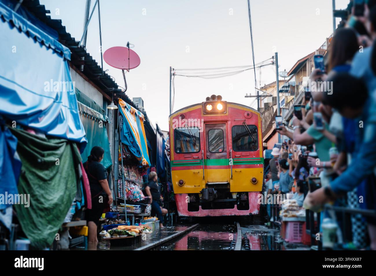 Erleben Sie den einzigartigen Charme des Maeklong-Eisenbahnmarktes in Thailand mitten in der lebendigen lokalen Kultur Stockfoto