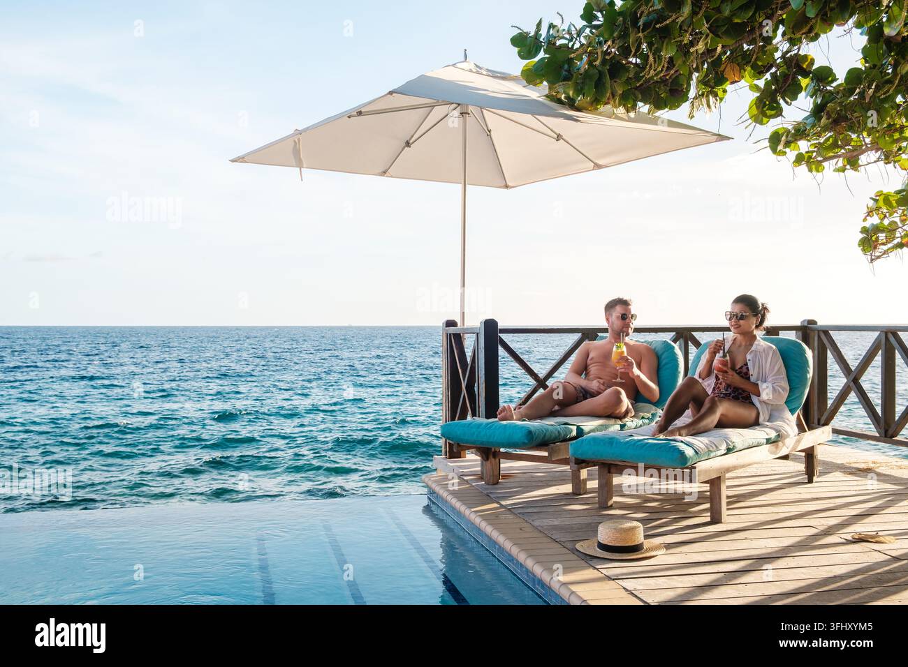 Entspannung auf einer sonnigen Terrasse mit Blick auf das lebendige Meer in Willemstad, Curaçao Stockfoto