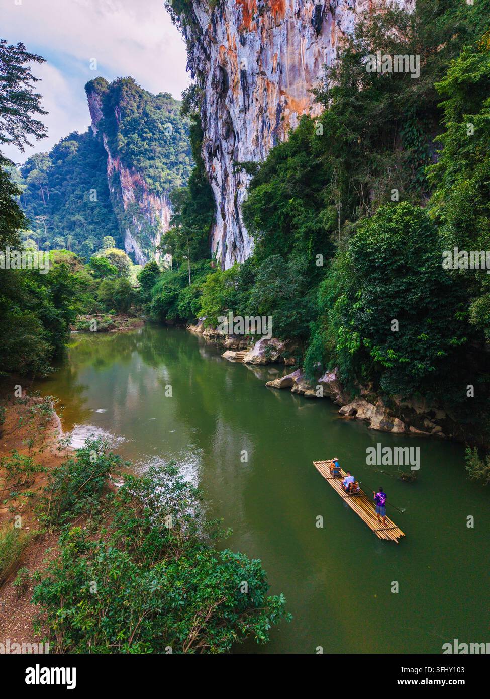 Erkunden Sie die ruhige Schönheit von Khao Sok, Thailand, mit lokalen Bambusfloßabenteuern Stockfoto