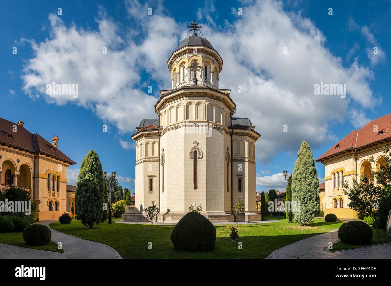 Architektonischer Glanz der orthodoxen Krönungskathedrale in Rumänien Stockfoto