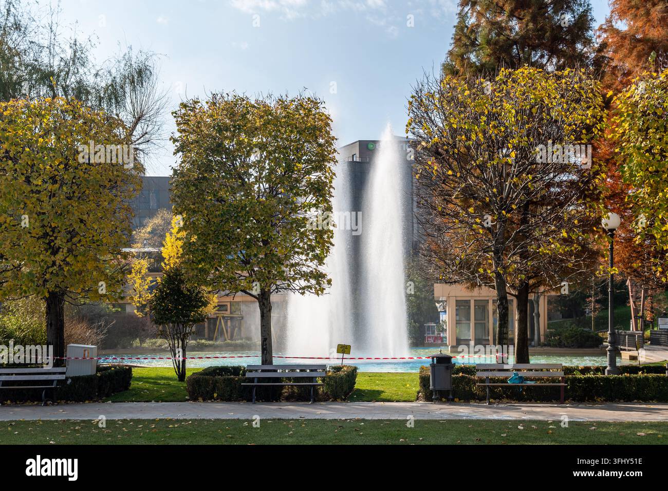 Moderne Stadtlandschaft des öffentlichen Gartens Palas Iasi in Rumänien Stockfoto