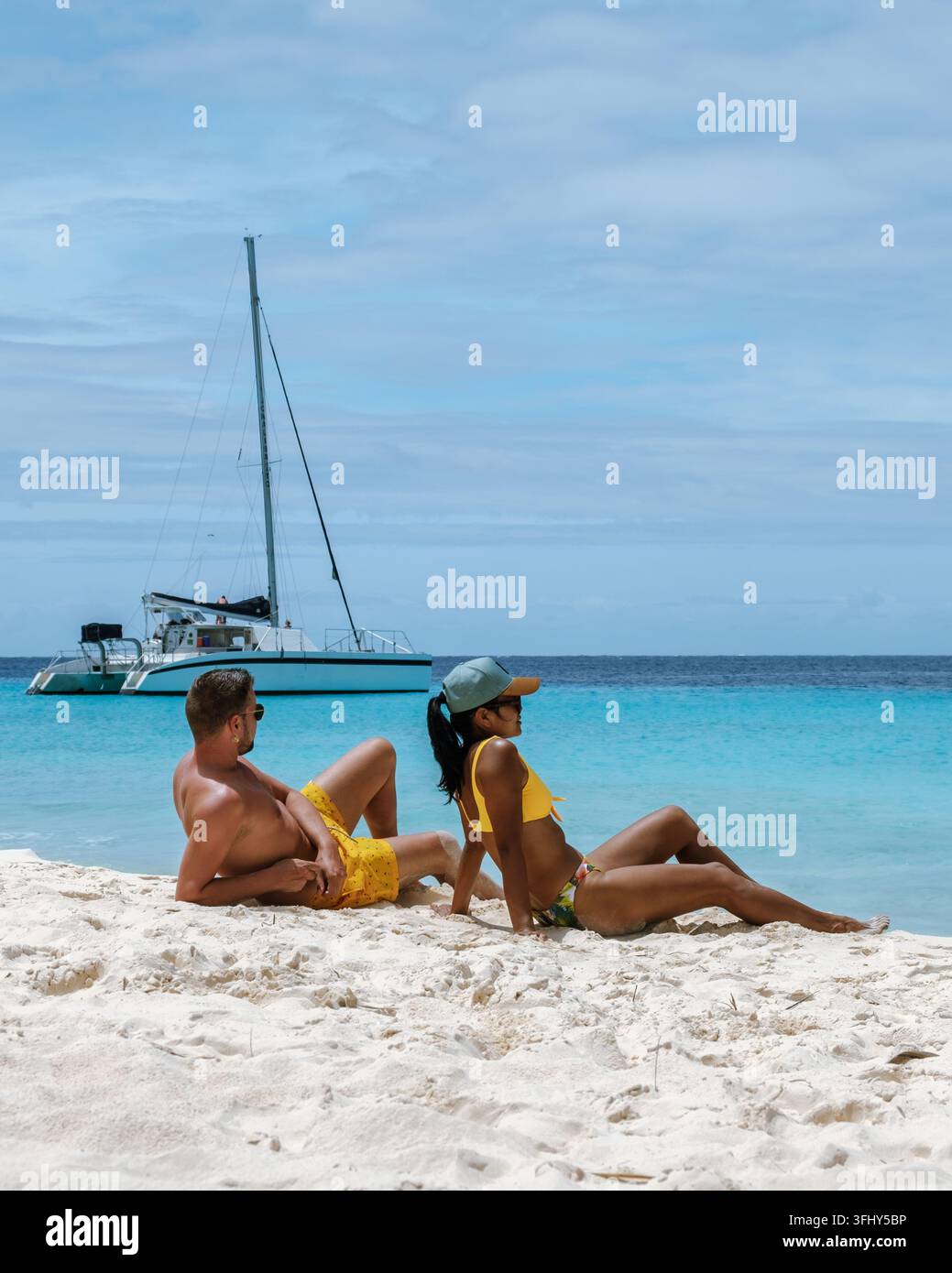 Entspannte Paare an einem schönen Strand von Curaçao unter der karibischen Sonne Stockfoto