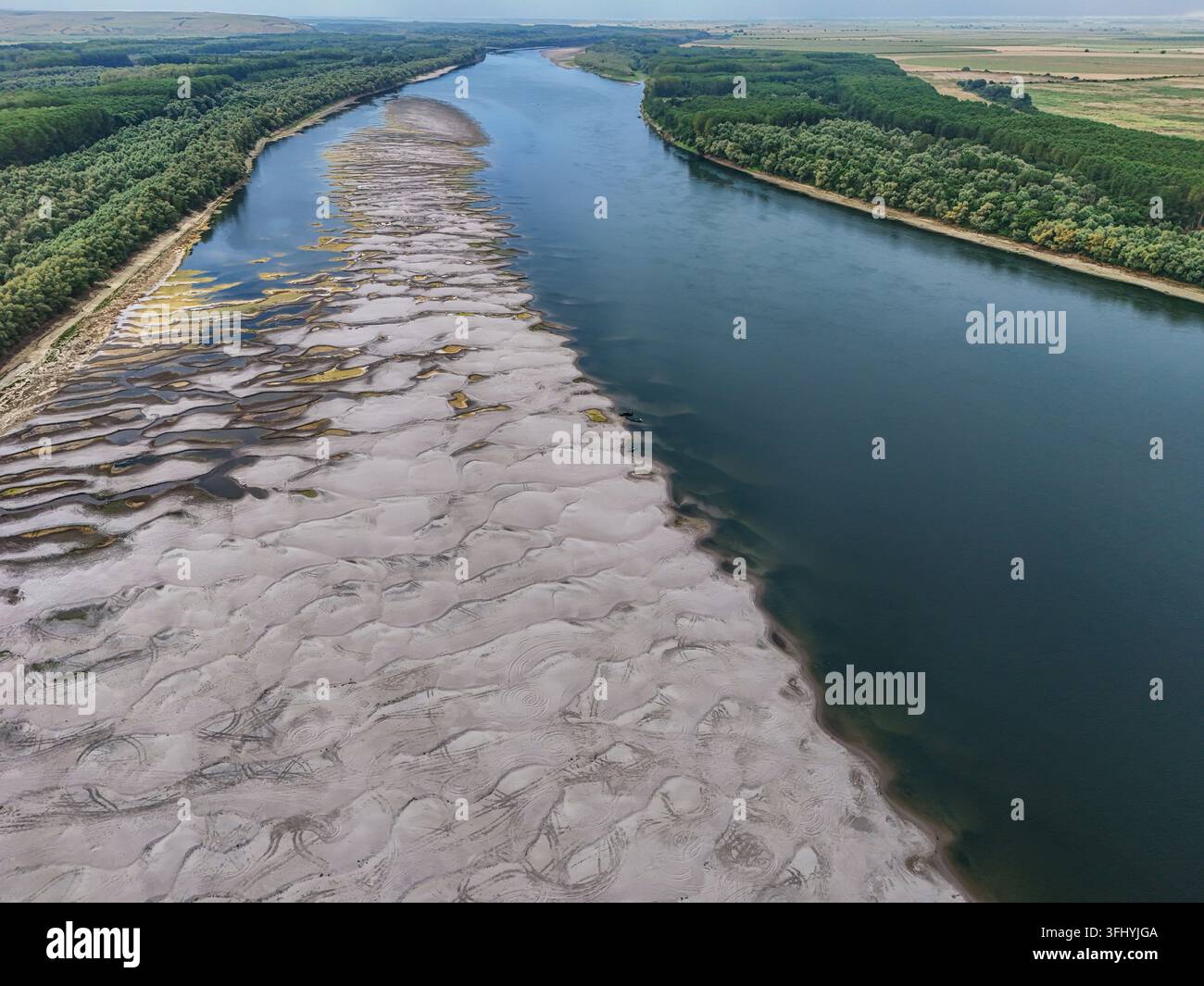 Drohnaufnahme mit der Donau, die während einer trockenen und heißen Periode im Sommer 2026 nahe Rasova, Rumänien, einen Rekordtiefstand erreicht Stockfoto
