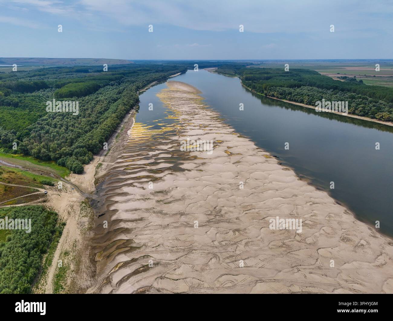 Drohnaufnahme mit der Donau, die während einer trockenen und heißen Periode im Sommer 2026 nahe Rasova, Rumänien, einen Rekordtiefstand erreicht Stockfoto