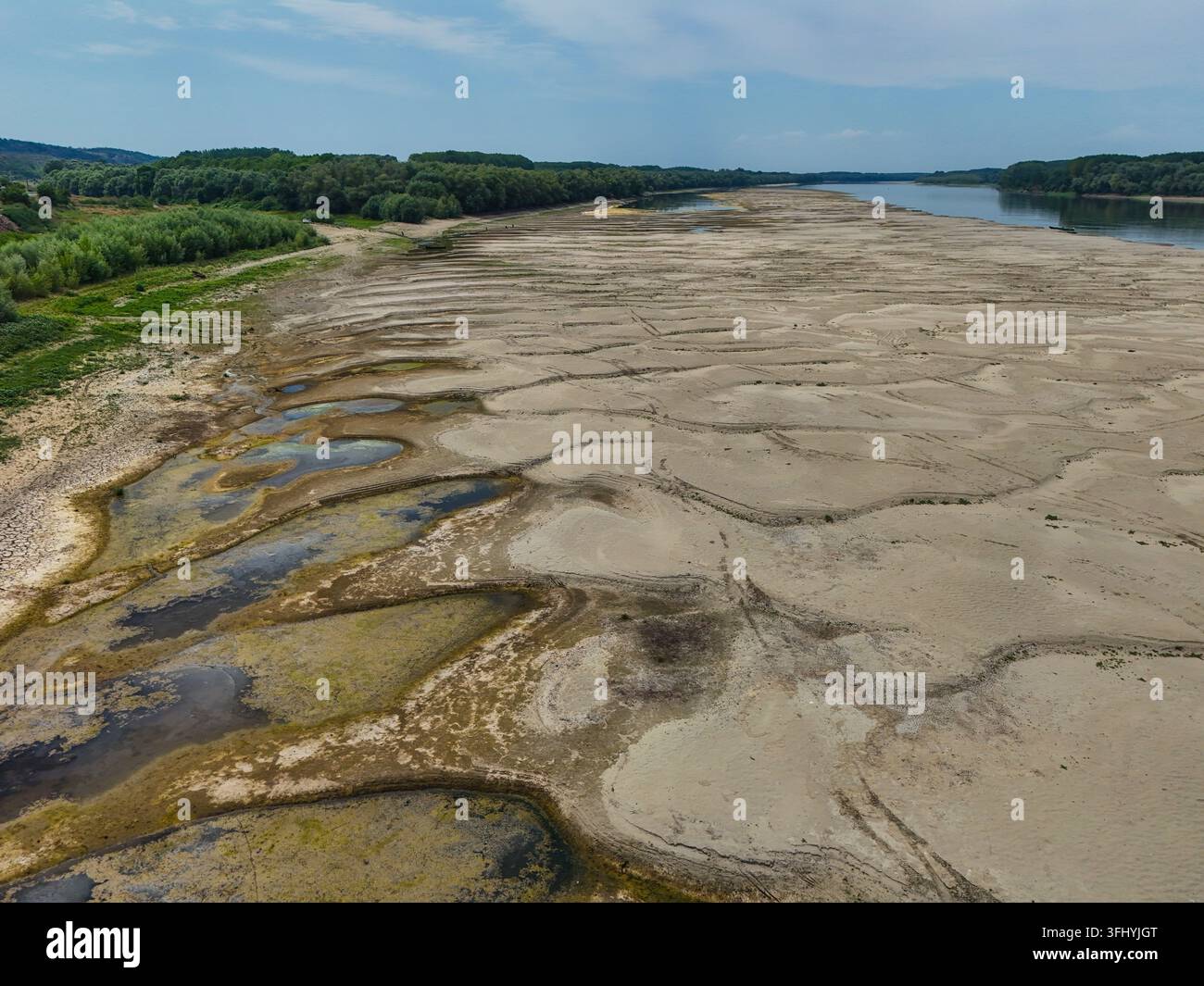Drohnaufnahme mit der Donau, die während einer trockenen und heißen Periode im Sommer 2026 nahe Rasova, Rumänien, einen Rekordtiefstand erreicht Stockfoto