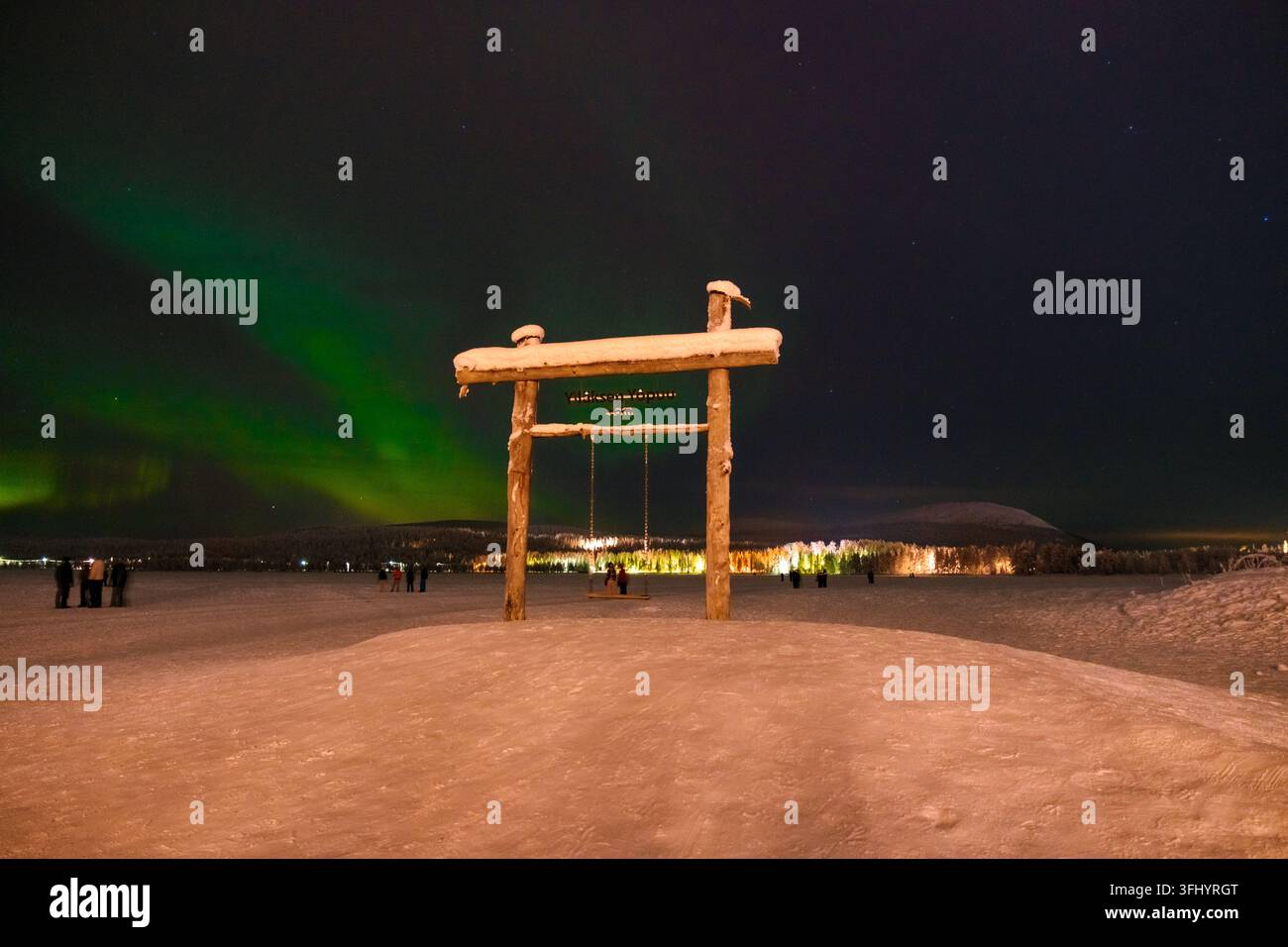 Entdecke den Winterzauber in Akaslompolo unter dem Nordlicht in Lappland, Finnland Stockfoto