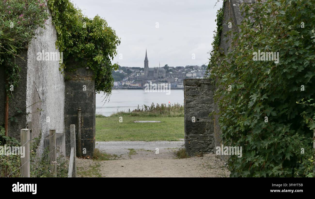 Die Stadt Cobh, gesehen von einem verlassenen Gebäude auf Spike Island. Stockfoto