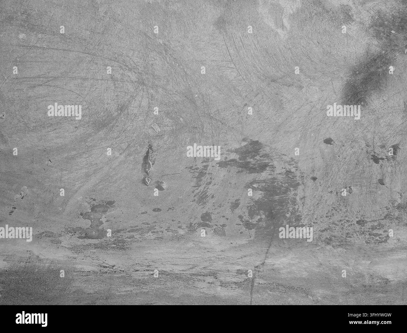 Graue Stuck-Betonwandtextur mit industriellen wirbelnden Mustern und dunklen verwitterten Flecken im Hintergrund Stockfoto