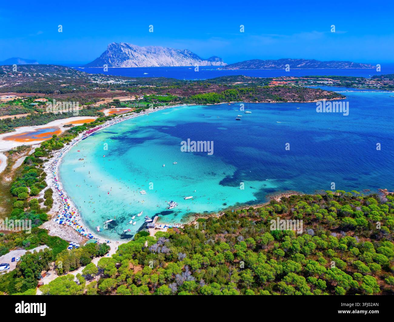 Sardinien, Italien. Luftaufnahme von Cala Brandinchi Beach und dem wunderschönen Meer der Smaragdküste. Stockfoto