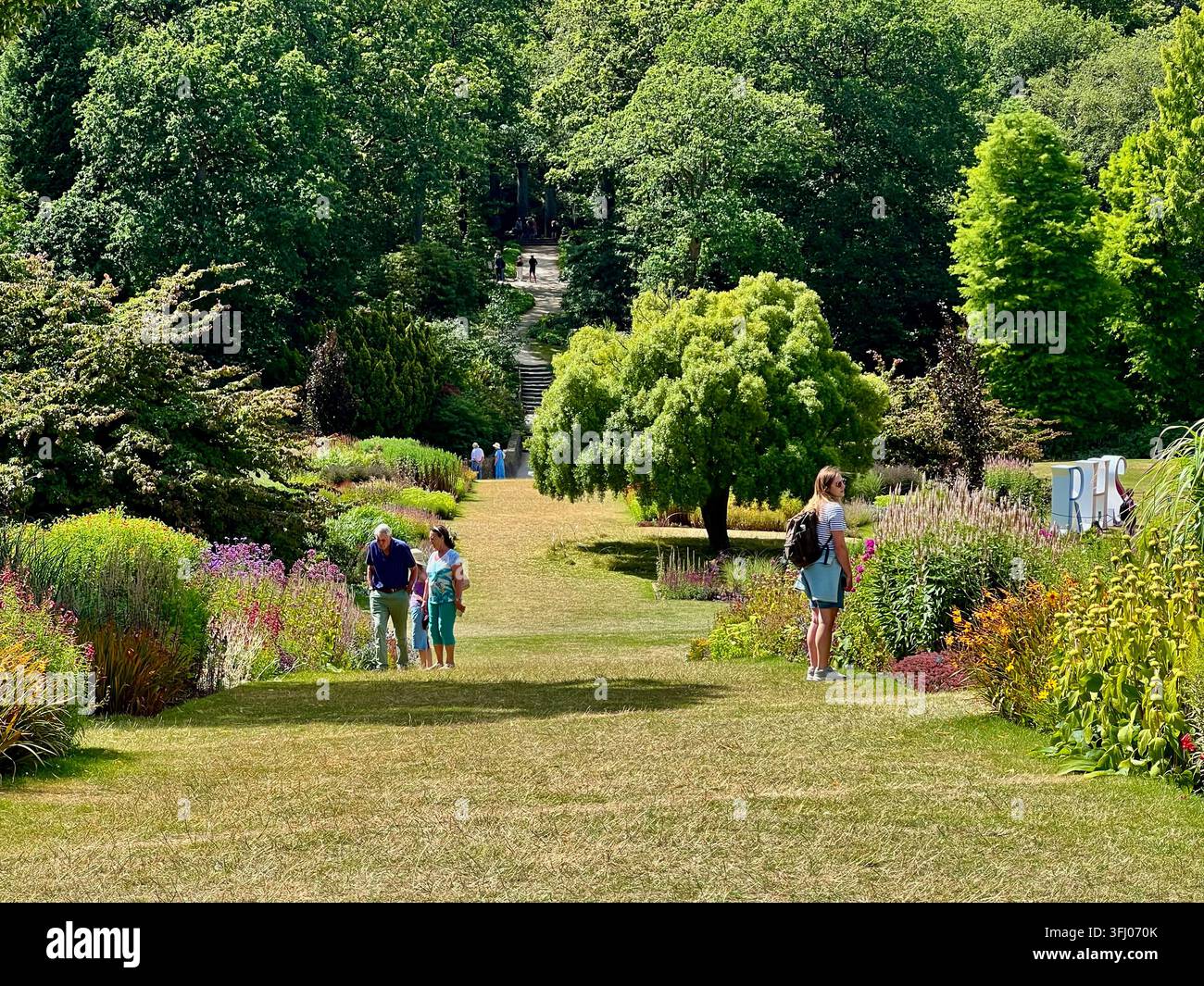 Besucher im RHS Harlow Carr Gardens in Harrogate, North Yorkshire, Nordengland, UK Stockfoto
