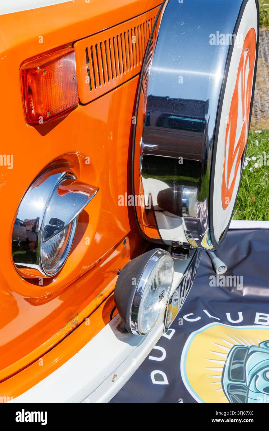 Nahaufnahme Frontdetail eines orange-weißen Vintage-Klassiker-Volkswagen-Campervans bei einem Autotreffen Stockfoto