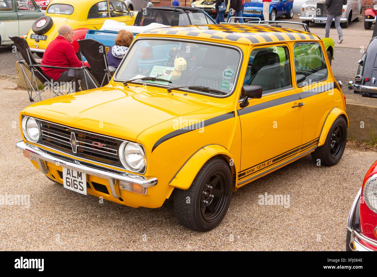 Gelber Mini 1275 GT, der bei einer Autoausstellung im Freien geparkt ist Stockfoto
