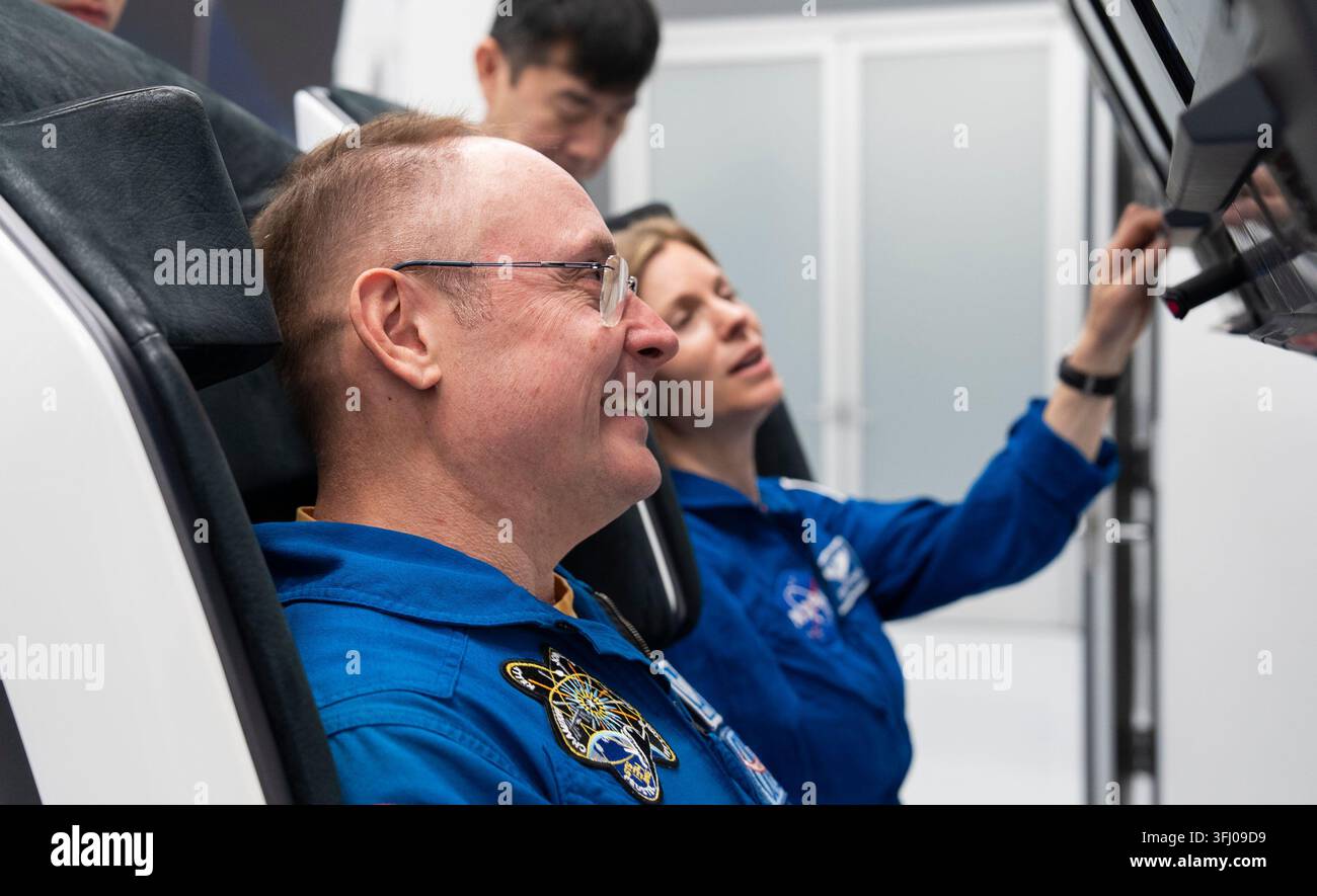 Astronaut Mike Fincke trainiert in einem Dragon-Schulungsraumschiff, 9. April 2025 Stockfoto