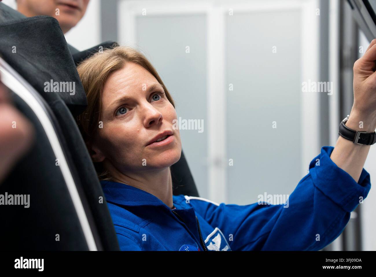 Astronautin Zena Cardman trainiert in einem Dragon-Schulungsraumschiff, 9. April 2025 Stockfoto