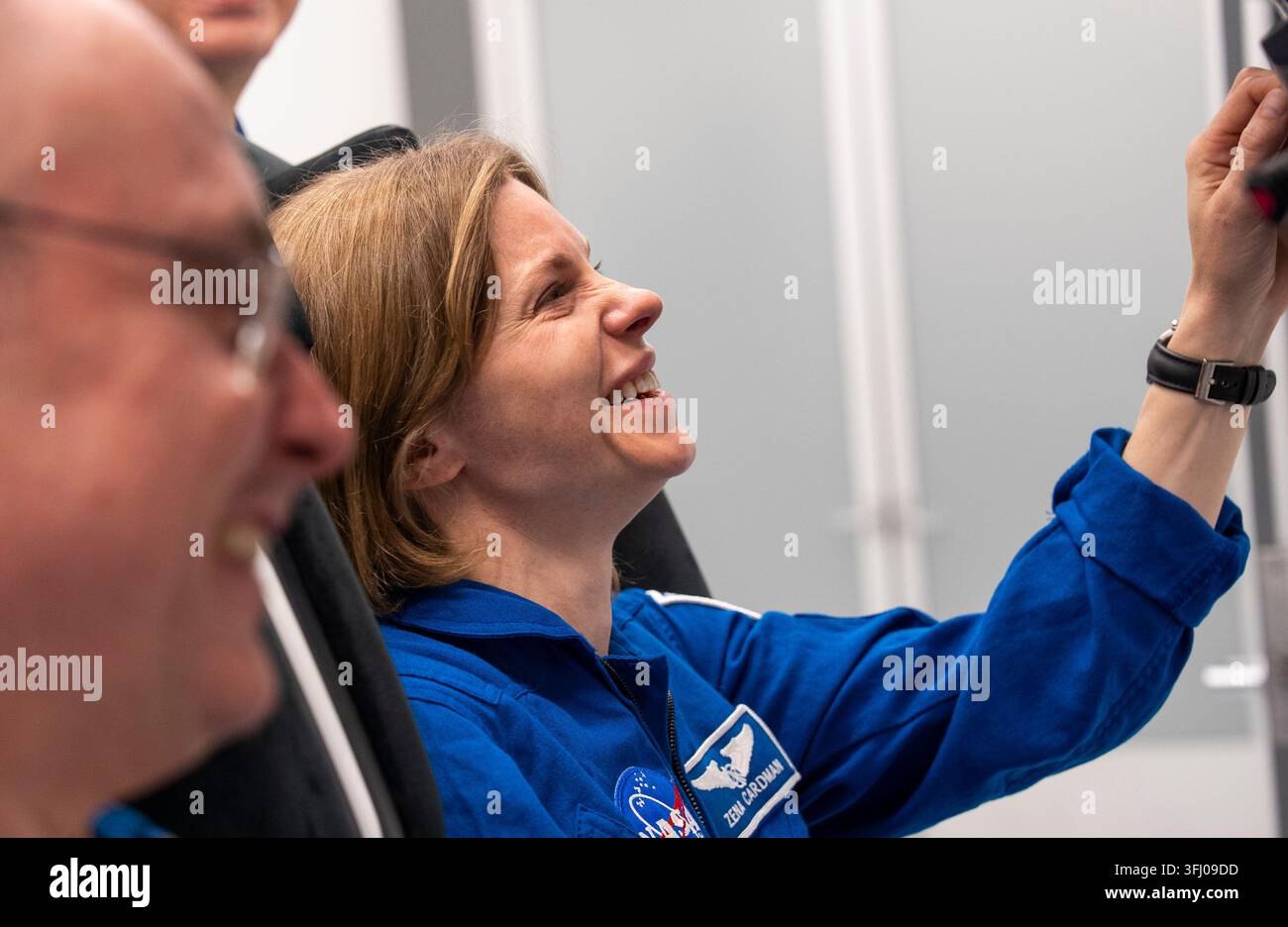 Astronautin Zena Cardman trainiert in einem Dragon-Schulungsraumschiff, 9. April 2025 Stockfoto