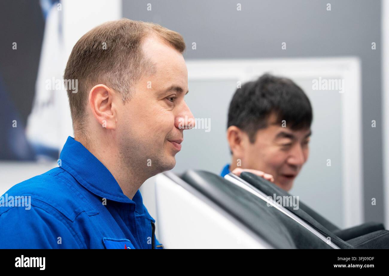 Kosmonaut Oleg Platonow trainiert in einem Dragon-Schiff für die Crew, 9. April 2025 Stockfoto