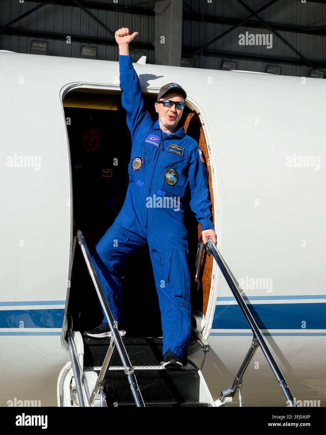 Roscosmos-Kosmonaut Oleg Platonov winkt Beamten in Ellington Field in Houston, Texas, am 16. Januar 2025 zu Stockfoto