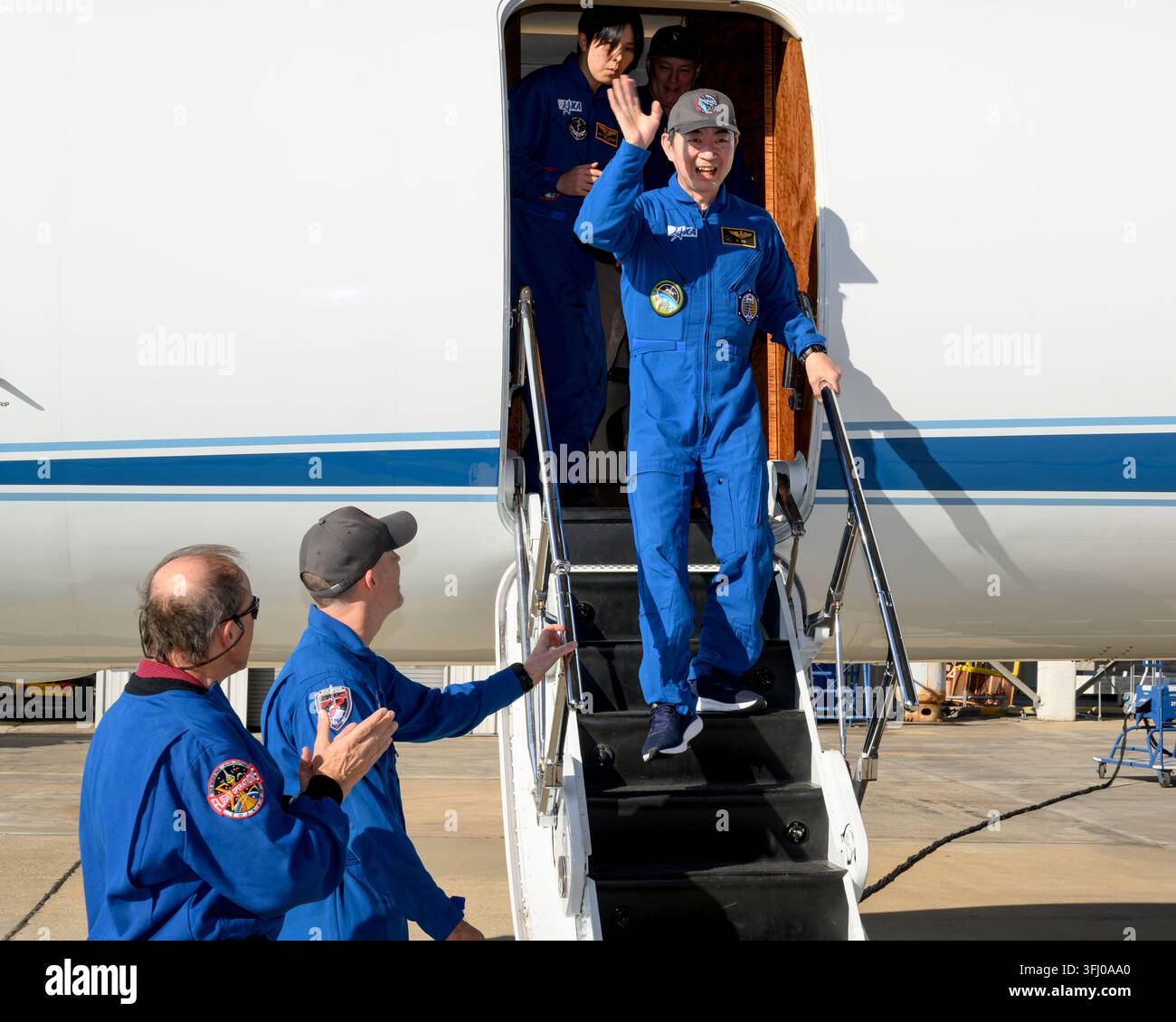 JAXA-Astronaut Kimiya Yui winkt Beamten in Ellington Field in Houston, Texas, am 16. Januar 2025 zu Stockfoto