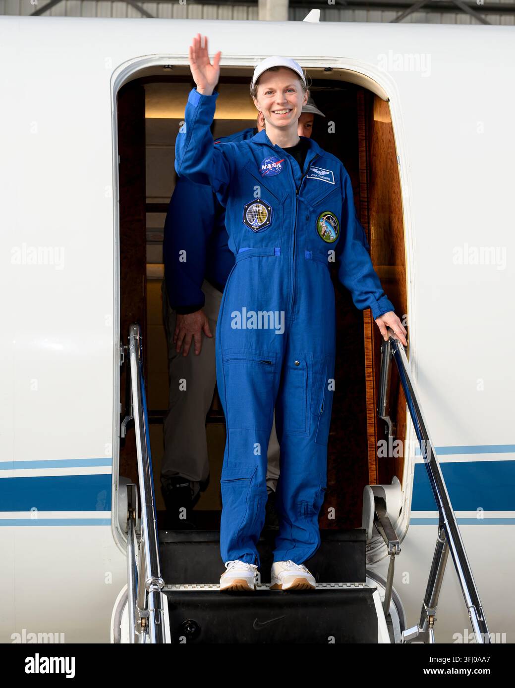 NASA-Astronautin Zena Cardman winkt Beamten auf dem Ellington Field in Houston, Texas, am 16. Januar 2025 zu Stockfoto