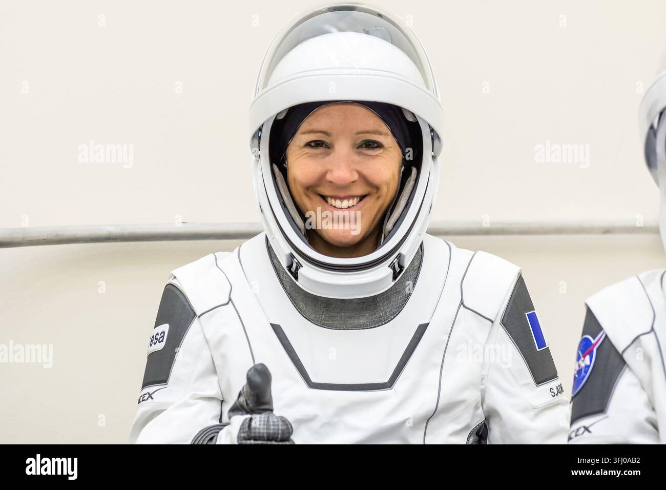 ESA-Astronautin Sophie Adenot wird in ihrem SpaceX-Druckanzug fotografiert, Kennedy Space Center, Florida, 12. Januar 2026 Stockfoto