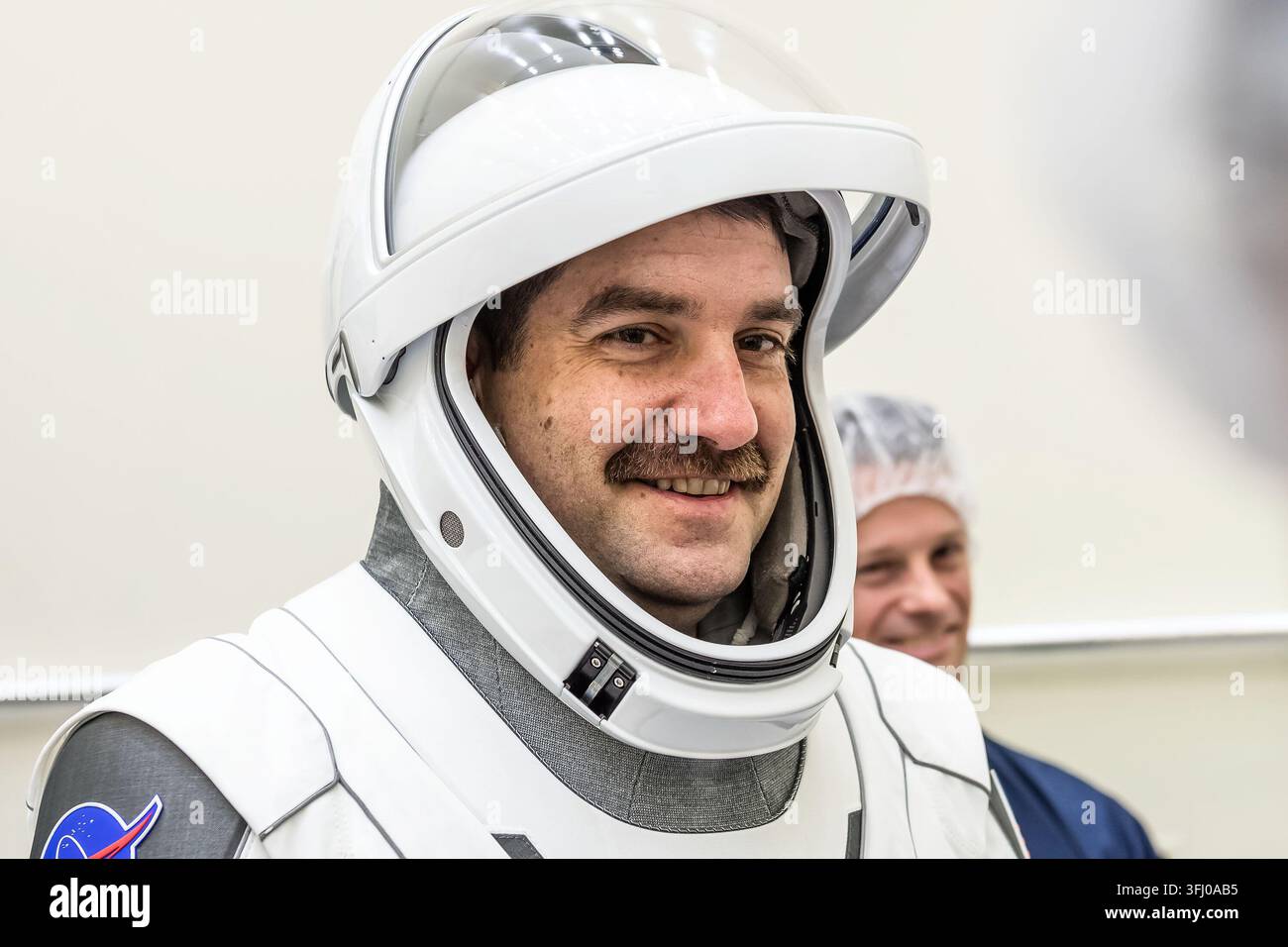 NASA-Astronaut Jack Hathaway wird in seinem SpaceX-Druckanzug fotografiert, Kennedy Space Center, Florida, 12. Januar 2026 Stockfoto
