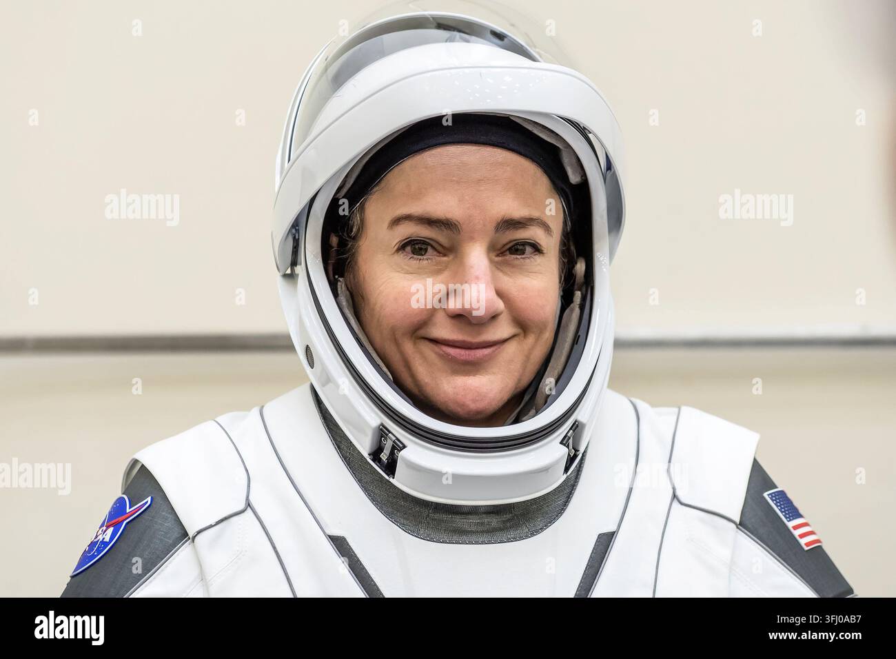NASA-Astronautin Jessica Meir wird in ihrem SpaceX-Druckanzug fotografiert, Kennedy Space Center, Florida, 12. Januar 2026 Stockfoto
