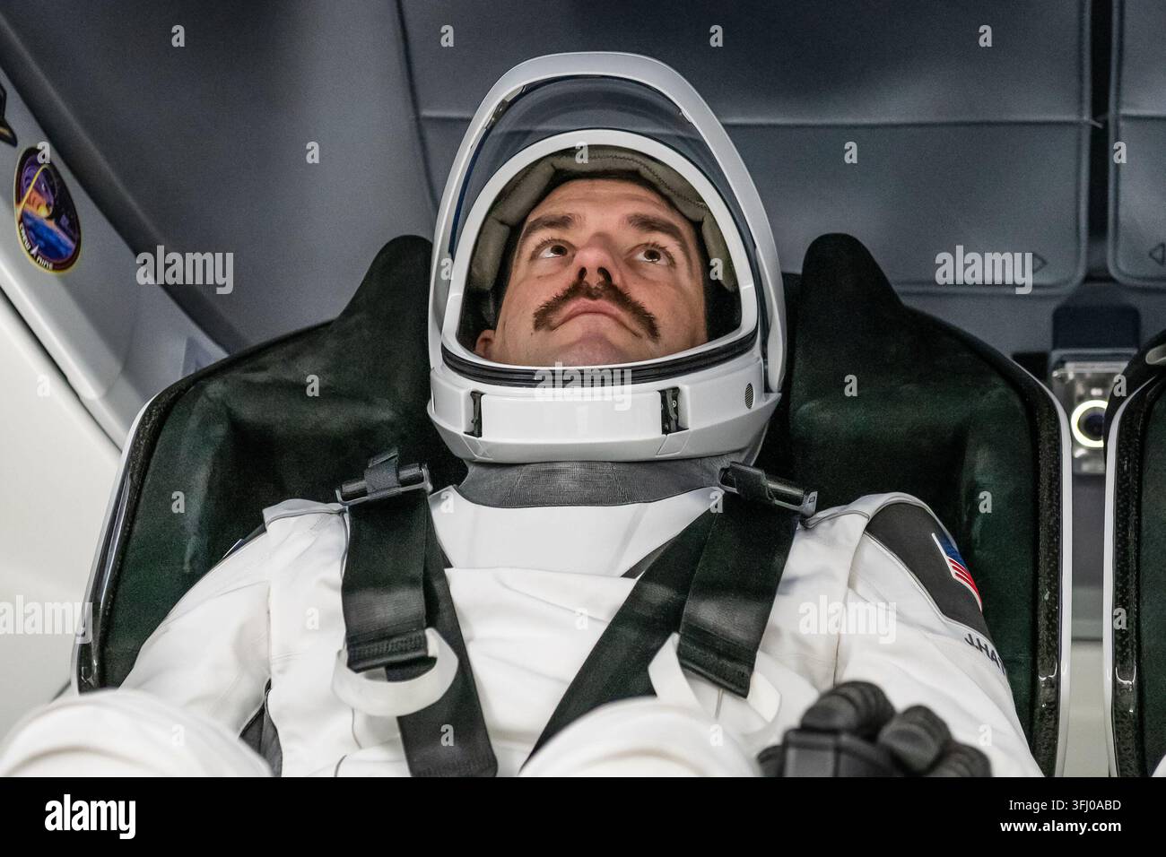 NASA-Astronaut Jack Hathaway wird im Inneren des Dragon-Raumschiffs fotografiert, Kennedy Space Center, Florida, 12. Januar 2026 Stockfoto
