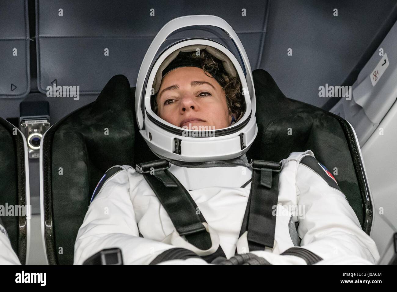 NASA-Astronautin Jessica Meir wird im Inneren des Dragon-Raumschiffs fotografiert, Kennedy Space Center, Florida, 12. Januar 2026 Stockfoto