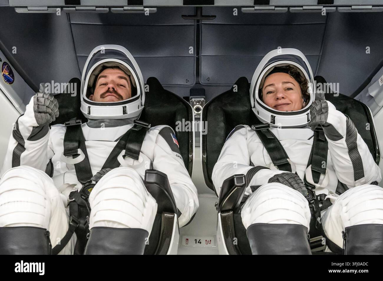 NASA-Astronauten Jack Hathaway und Jessica Meir werden im Inneren des Dragon-Raumschiffs fotografiert, Kennedy Space Center, Florida, 12. Januar 2026 Stockfoto