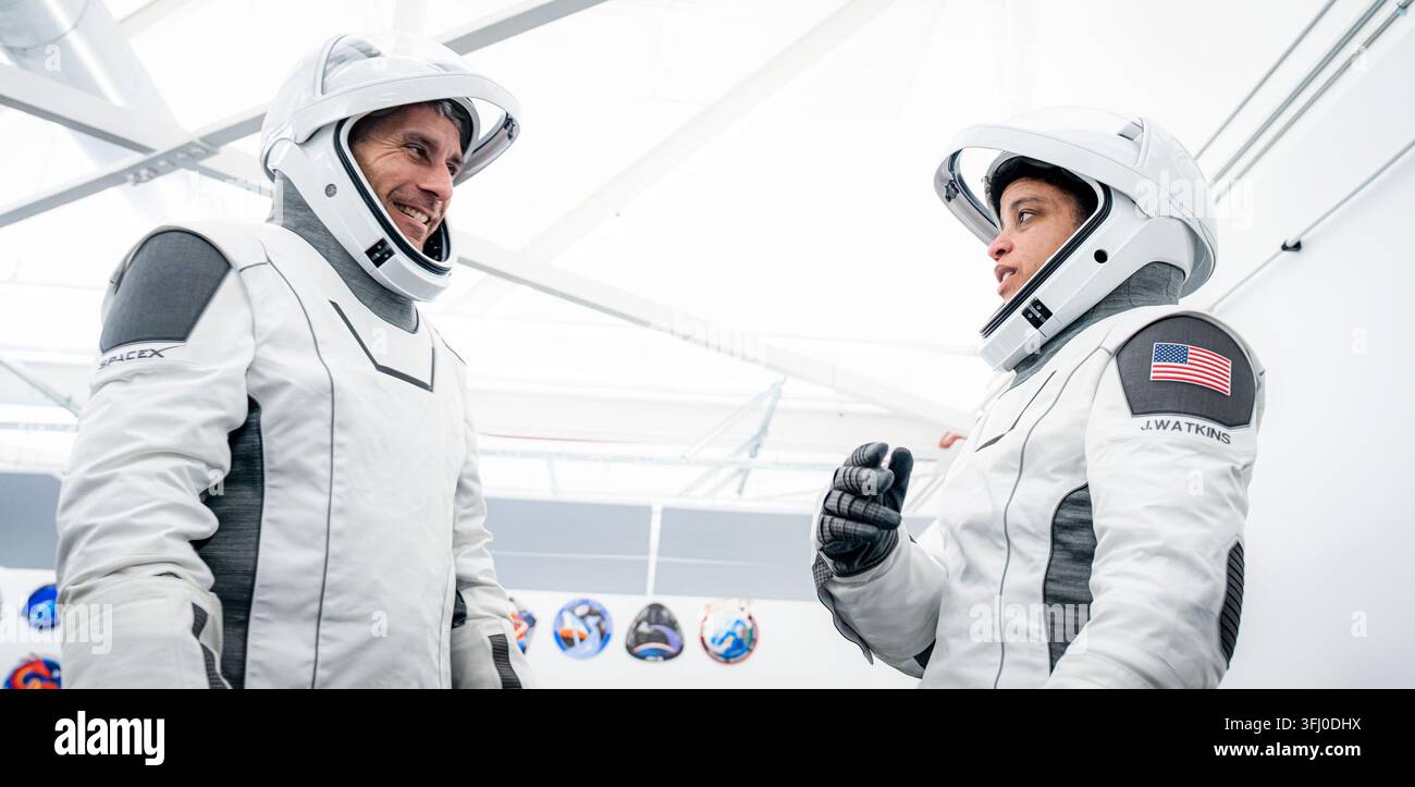 SpaceX Crew-13 Pilot Luke Delaney und Kommandantin Jessica Watkins, 17. April 2026 Stockfoto