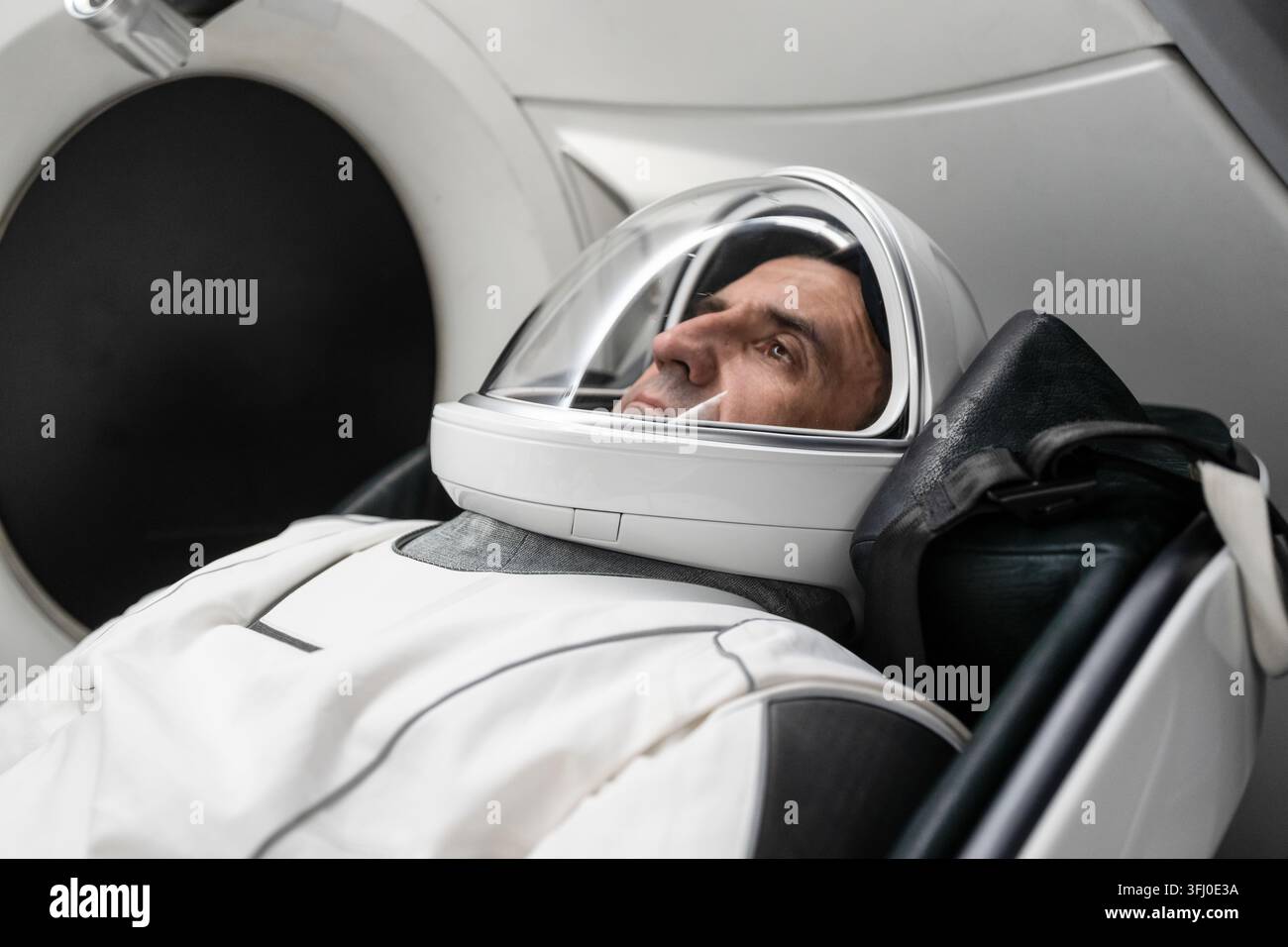 Der Roscosmos-Kosmonaut Sergey Teteryatnikov sitzt in einem Dragon-Raumschiff-Modell, 30. April 2026 Stockfoto