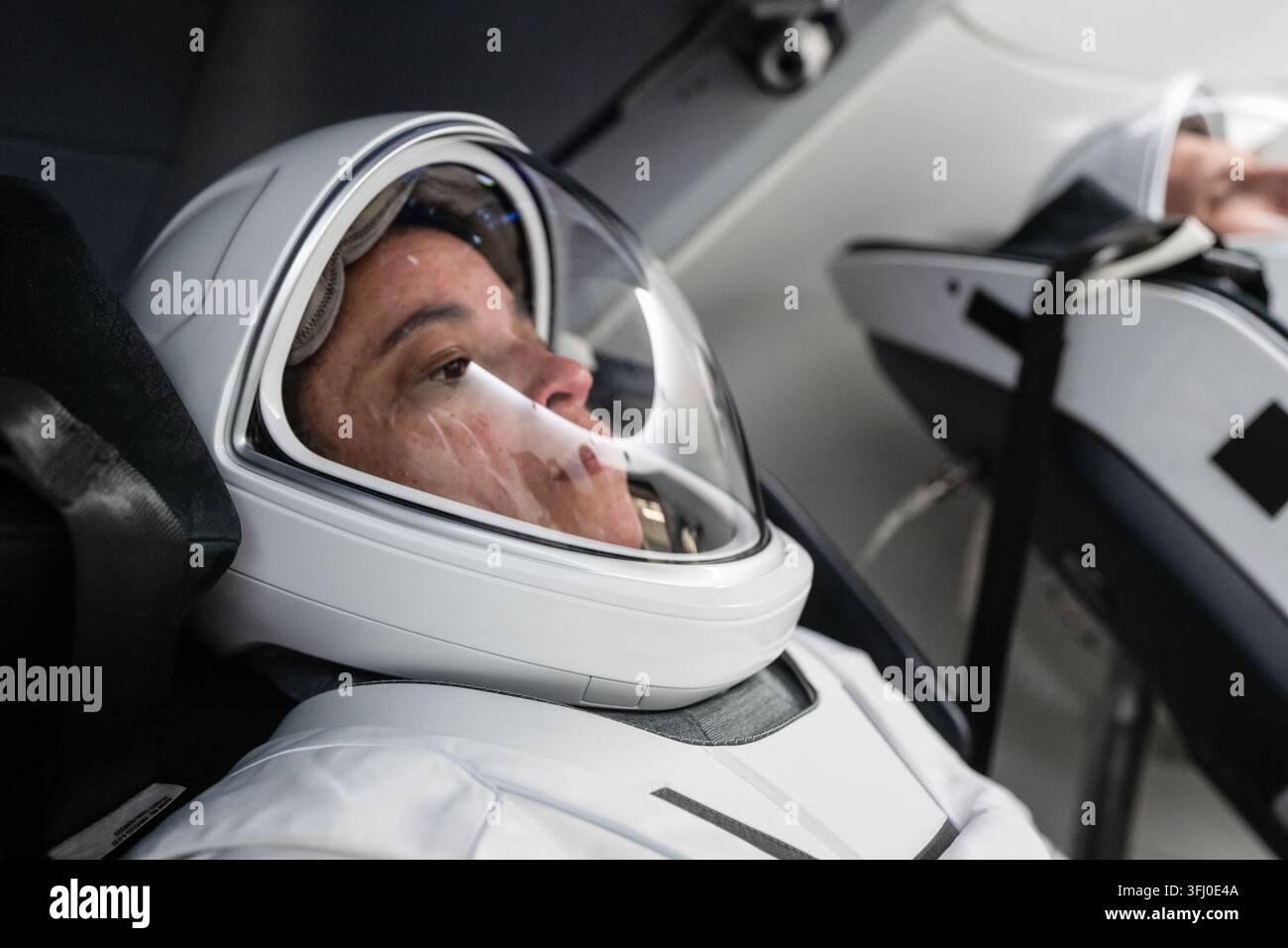 NASA-Astronautin Jessica Watkins sitzt in einem Dragon-Raumschiff-Modell, 30. April 2026 Stockfoto