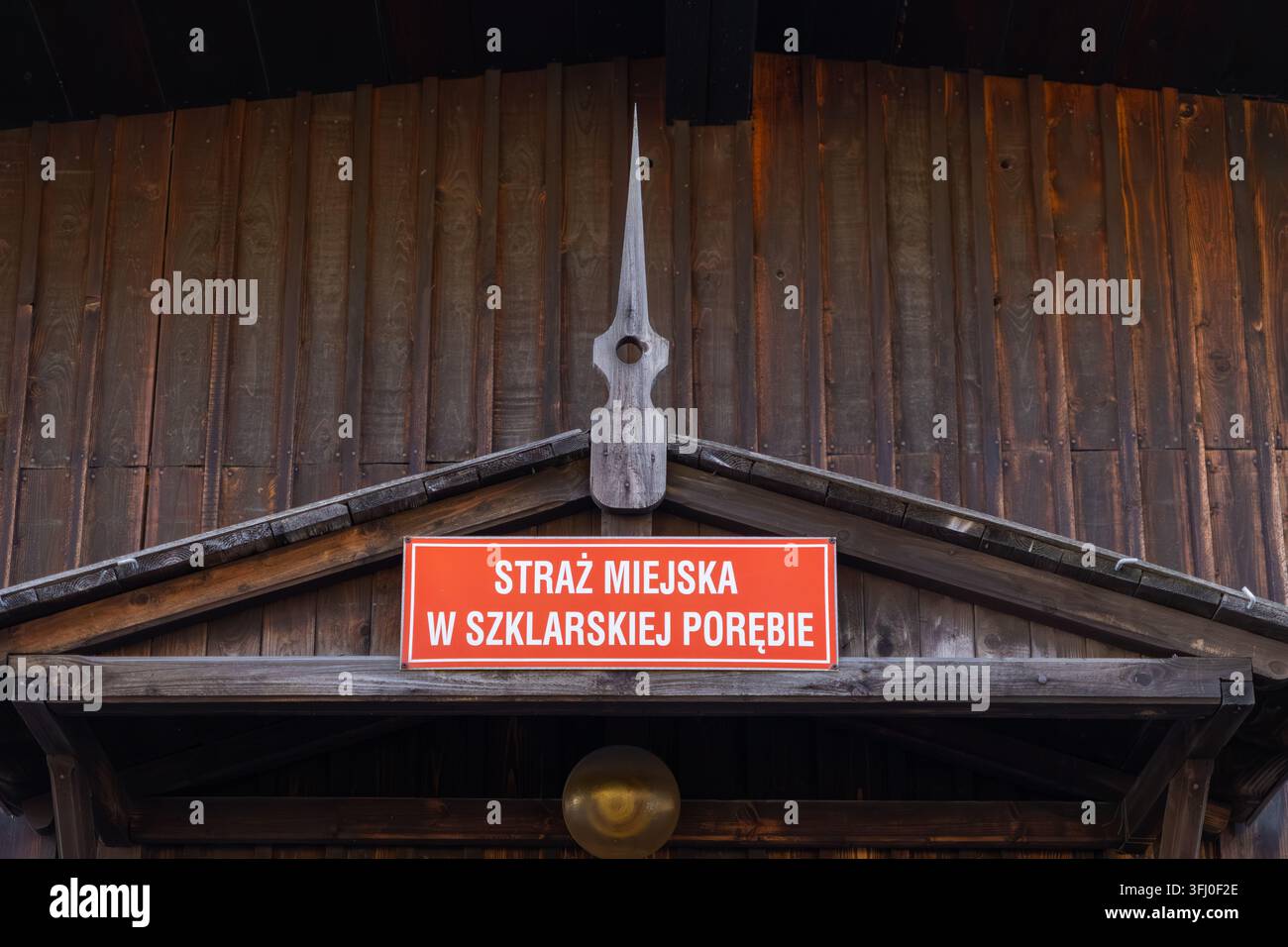 Szklarska Poręba, Polen - 18. Dezember 2025: Das Verwaltungsschild eines örtlichen Strafverwaltungsbüros, das an einer traditionellen Holzwandstruktur angebracht ist Stockfoto