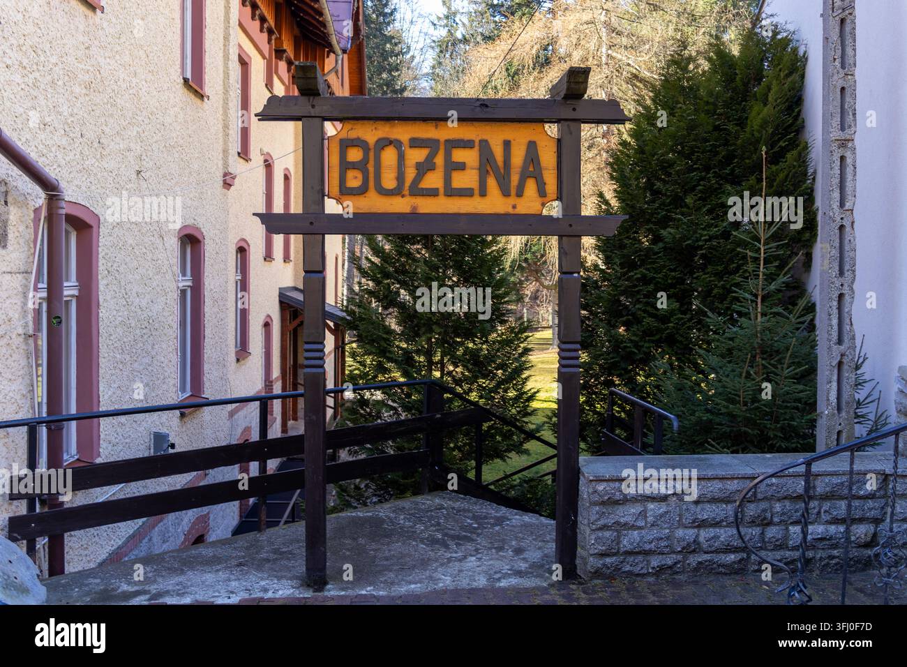 Szklarska Poręba, Polen – 18. Dezember 2025: Ein architektonisches Schild mit dem Namen Bozena markiert den Weg zu einem klassischen europäischen Villenbau, der in einer Stockfoto