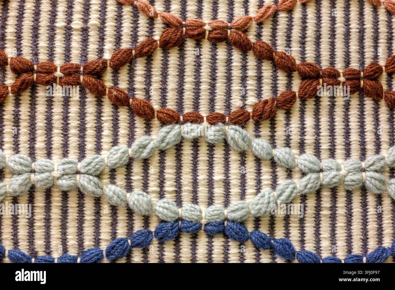 Dekorativer handgewebter Kilim-Teppich mit blauen, braunen und cremefarbenen Wollkreis-Motiven und Streifen Stockfoto