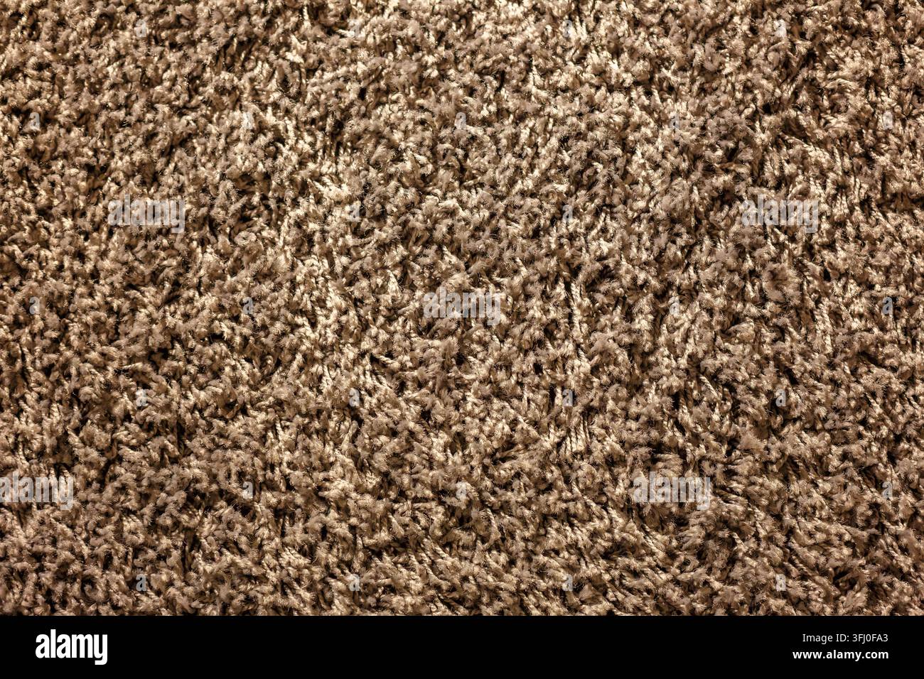 Dichte braune taupe Shaggy-Plüschteppichtextur mit weicher, warmer, flauschiger Oberfläche Makro-Detail Stockfoto