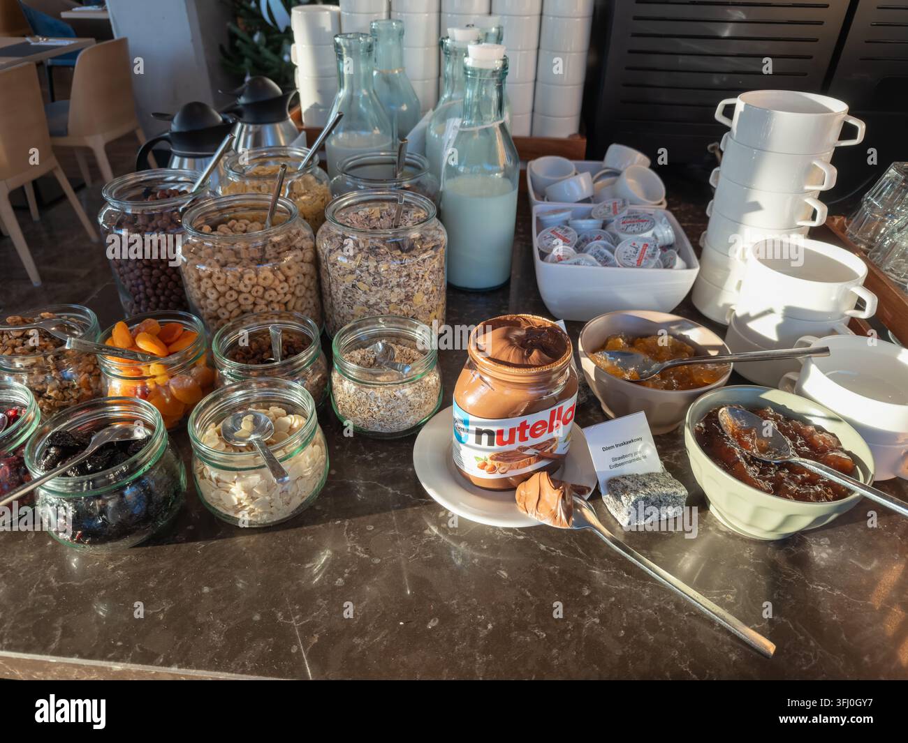 Szklarska Poręba, Polen - 18. Dezember 2025: Nutella-Haselnussaufstrich wird neben gesunden Frühstücksoptionen wie Müslischalen und Milch ausgestellt Stockfoto