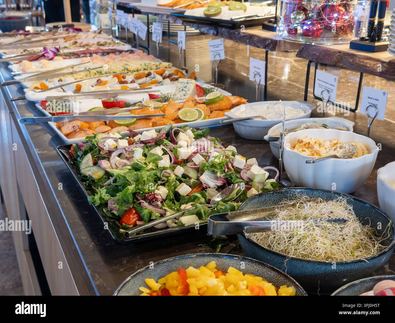 Ein üppiges Morgenbankett zeigt nahrhafte Gemüsesalate, Proteinoptionen und Milchprodukte und veranschaulicht hochwertigen Hospitality-Service und Gourm Stockfoto