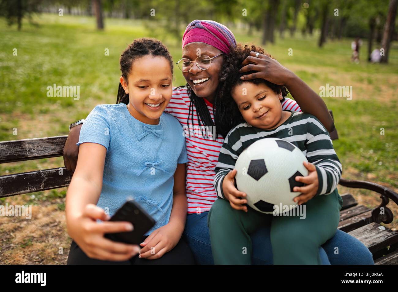 Glückliche Familie macht Selfie im Park, Mutter mit lachenden Kindern Stockfoto
