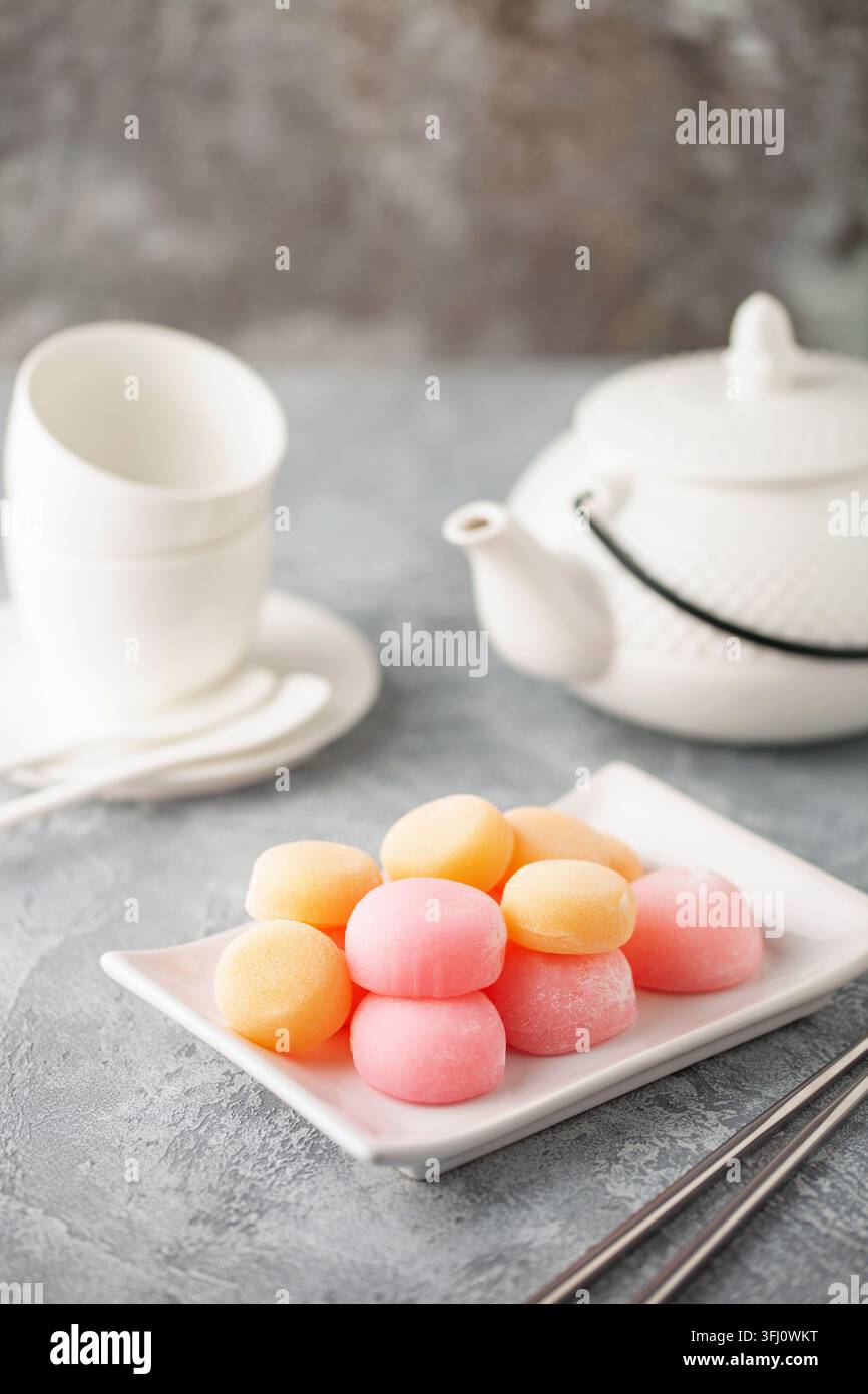 Japanischer Reis süßes Dessert Mochi auf Teller. Stockfoto