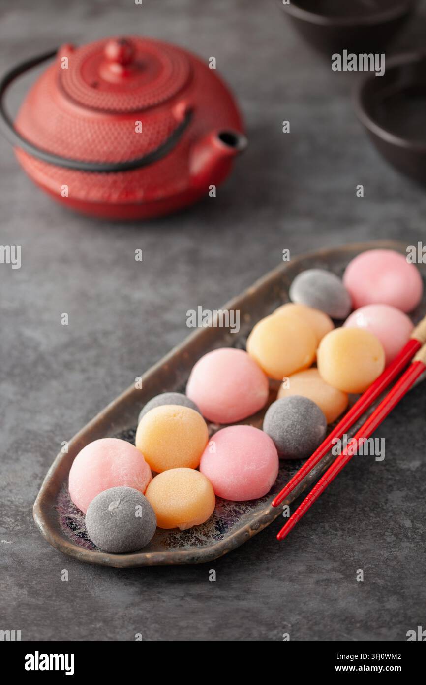 Japanischer Reis süßes Dessert Mochi auf Teller. Stockfoto