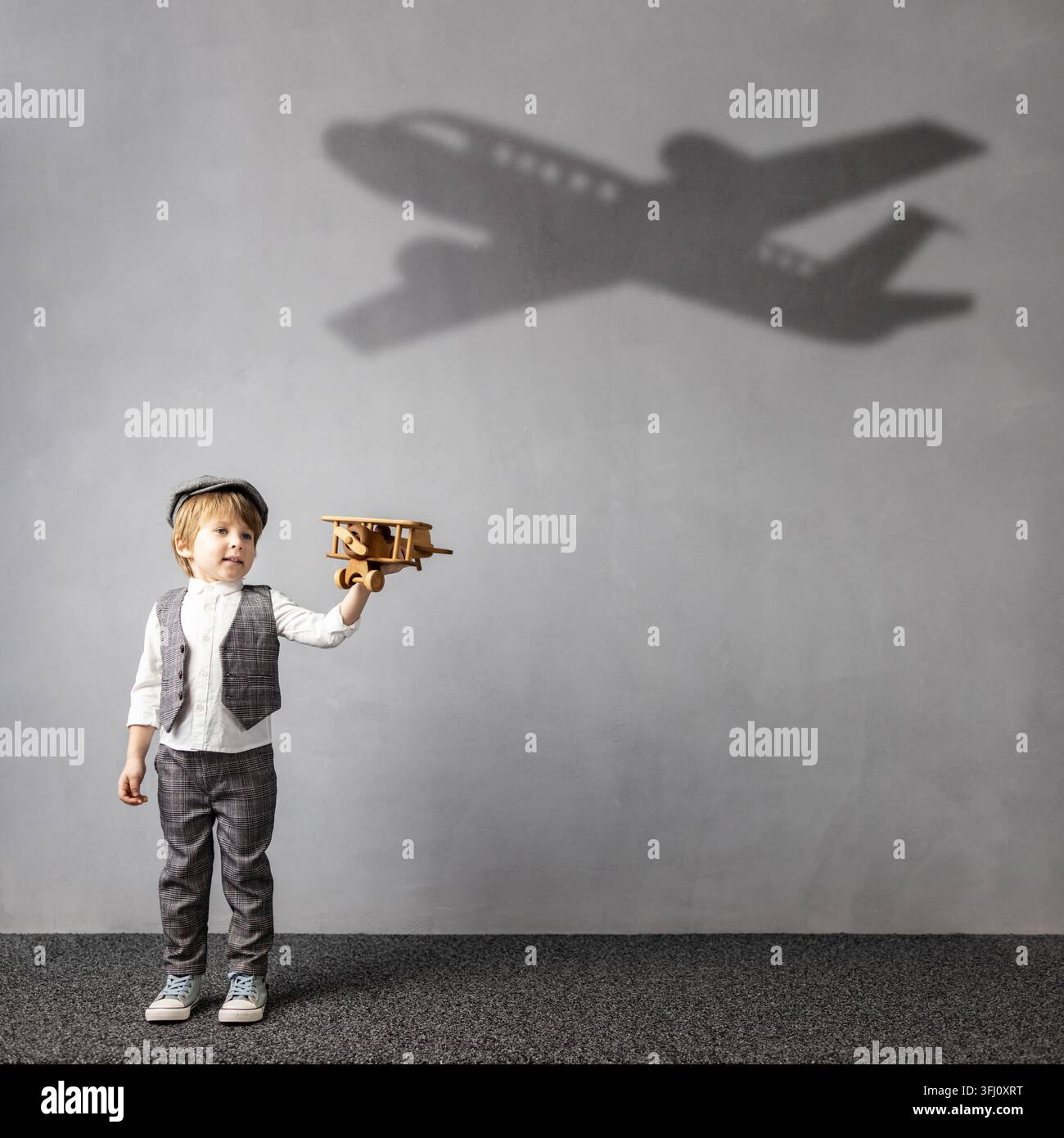Zufriedenes Kind, das von Reisen träumt - Bildmontage Stockfoto